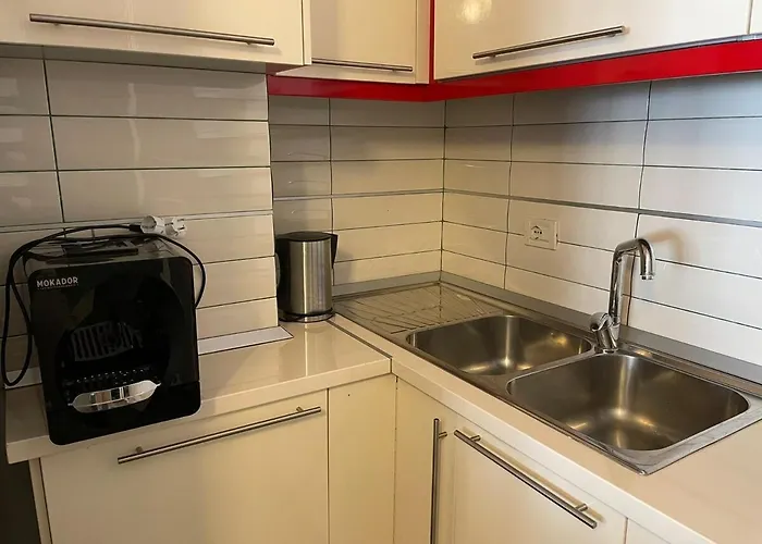 Centre & Private Parking Apartment Sarande