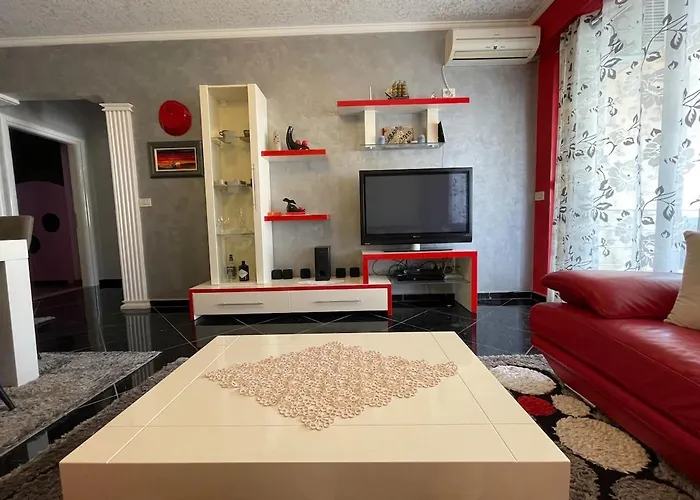 Centre & Private Parking Apartment Sarande